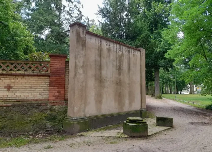 Ecktempel im Tempelgarten Neuruppin Wandseite