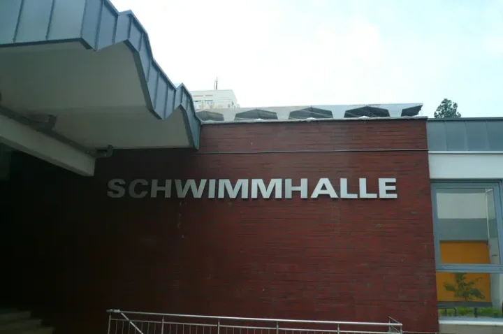 Schwimmhalle Sewanstraße Außenansicht